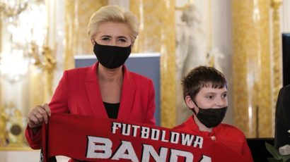 Pudelek: Uzbrojona w maseczkę i rękawiczki Agata Duda przemawia na gali Lodołamacze 2020